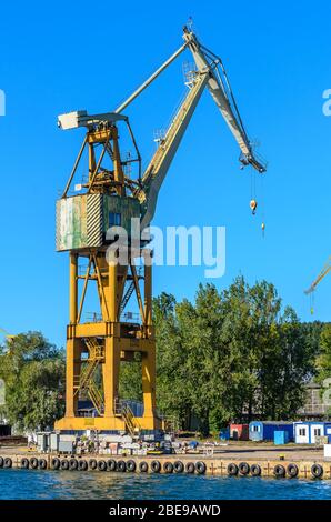 Grues dans le chantier naval, port de Gdynia, Pologne. Banque D'Images