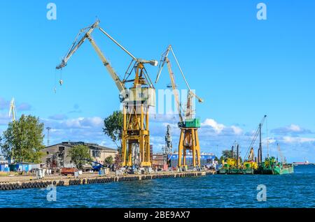 Grues dans le chantier naval, port de Gdynia, Pologne. Banque D'Images