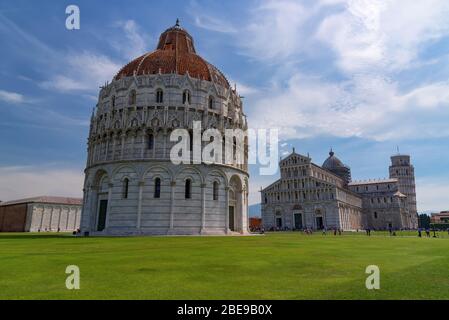 Vue imprenable sur le Baptistère de Pise, la cathédrale de Pise et la Tour de Pise. Ils sont situés sur la place des miracles Piazza dei Miracoli Banque D'Images