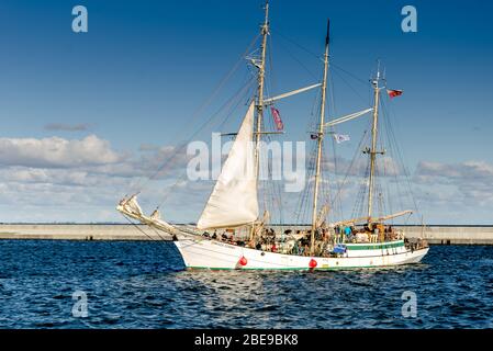 GDYNIA , POLOGNE 24 SEPTEMBRE 2018 :'Zawisza Czarny', une goélette à trois mâts entrant dans le port d'attache de Gdynia. Banque D'Images