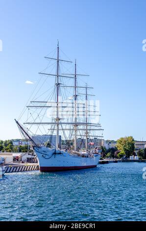 GDYNIA , POLOGNE 24 SEPTEMBRE 2018 : le bateau à voile « dar Pomorza », un célèbre navire muséal aujourd'hui amarré à Gdynia. Banque D'Images