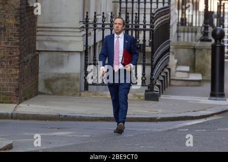 Matt Hancock, secrétaire d'État à la Santé et aux soins sociaux, se promène le long de Downing Street devant une autre séance d'information de presse de Coronavirus, Whitehall, Londres Banque D'Images