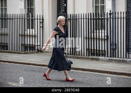 Ruth May, directrice des soins infirmiers en Angleterre, entre dans la rue Downing no 10, Londres pour une séance d'information de presse sur le coronavirus Banque D'Images