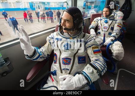 BAÏKONOUR, KAZAKHSTAN - 09 avril 2020 - expédition 63 membres d'équipage Anatoly Ivanishin, à gauche, Ivan Vagner de Roscosmos, centre, et Chris Cassidy de la NASA Banque D'Images