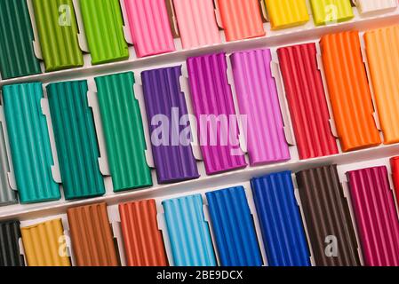 Plastification de différentes couleurs. Pièces d'argile multicolores pour modèles de modélisation. Matériel pour la main et la création de formes créatives. Créativité et Ed Banque D'Images