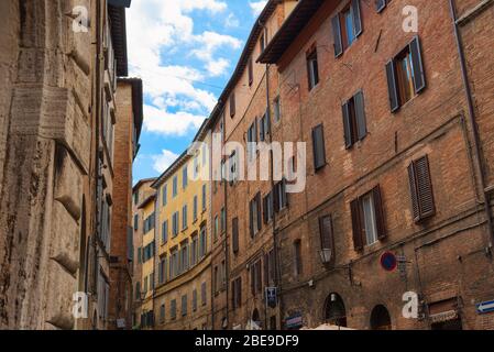 SIENNE, ITALIE 25 MAI 2017 : belle rue médiévale étroite au printemps. Le centre historique de Sienne a été déclaré par l'UNESCO site du patrimoine mondial. Banque D'Images