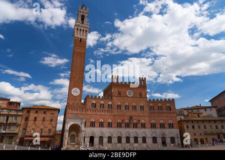 SIENNE, ITALIE 25 MAI 2017 : place Campo Piazza del Campo , Palazzo Piazzico et Tour Mangia Torre del Mangia . Le centre historique de Sienne a été Banque D'Images