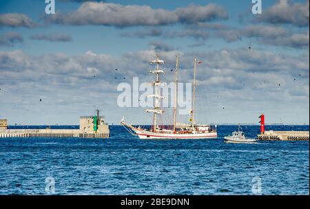 GDYNIA , POLOGNE 24 SEPTEMBRE 2018 : ORP Iskra, voilier polonais entrant dans le port de Gdynia. Banque D'Images