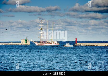 GDYNIA , POLOGNE 24 SEPTEMBRE 2018 : ORP Iskra, voilier polonais entrant dans le port de Gdynia. Banque D'Images