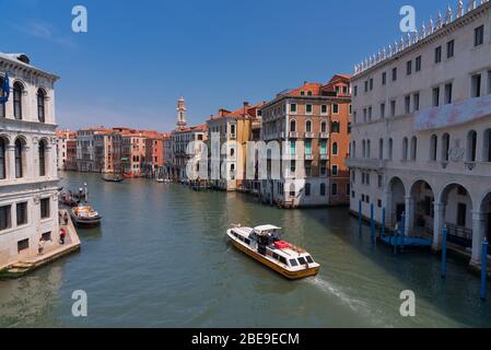 VENISE, ITALIE, 23 MAI 2017 : magnifique vue quotidienne de Gondola avec des bâtiments classiques le long du célèbre Grand canal de Venise, Italie Banque D'Images