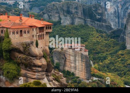 Belle vue panoramique, monastère orthodoxe Saint de Rousanou St. Barbara et Varlaam, feuillage vert brillant à l'arrière-plan du mur de pierre à Meteora Banque D'Images