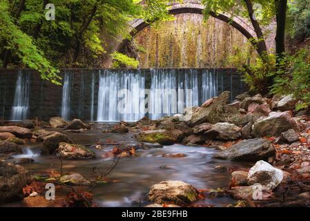 Paleokarya vieux pont arqué en pierre, entre deux cascades. Préfecture de Trikala, Thessalonique, Grèce Banque D'Images