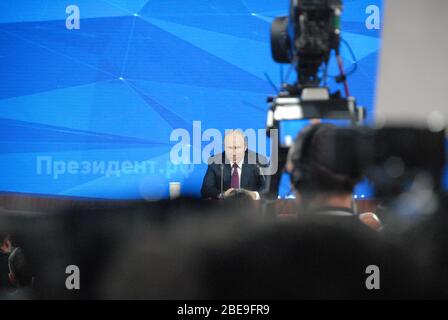 Les journalistes et les membres des médias assistent à la conférence de presse annuelle du Président de la Fédération de Russie Vladimir Poutine au World Trade Center Banque D'Images