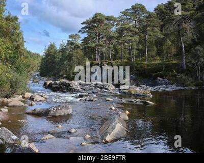 Glen Affric, Beauly, Inverness-Shire, Écosse, Royaume-Uni. 24/09/19. En aval du pont sur la rivière Affric à Dog Falls. Dans Glen Affric Banque D'Images