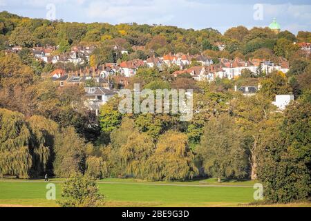 Vue sur le jardin de Hampstead en banlieue depuis la colline du Parlement à Hampstead Heath, Londres Banque D'Images