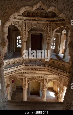 Intérieur sculpté, temple Baba Ramdev ji ou Mandir, Jaisalmer, Rajasthan, Inde Banque D'Images