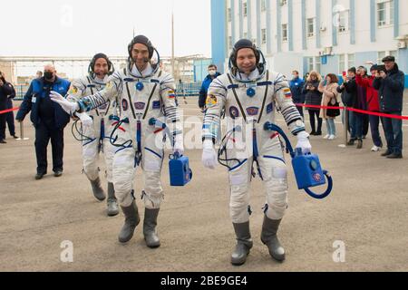 BAÏKONOUR, KAZAKHSTAN - 09 avril 2020 - expédition 63 membres d'équipage Chris Cassidy de la NASA, à gauche, Anatoly Ivanishin, centre, et Ivan Vagner de Roscosmos, Banque D'Images