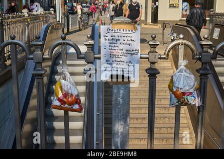 Gabenzaun, Hilfe für Obdachlose, Leipziger Straße, Bockenheim, Francfort-sur-le-Main, Deutschland, Europa Banque D'Images