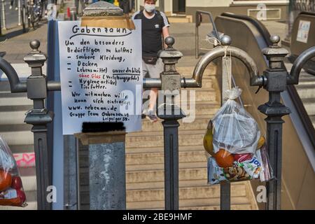 Gabenzaun, Hilfe für Obdachlose, Leipziger Straße, Bockenheim, Francfort-sur-le-Main, Deutschland, Europa Banque D'Images