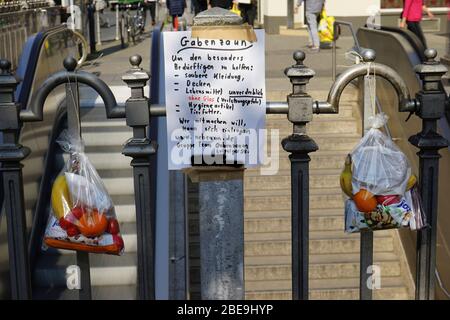 Gabenzaun, Hilfe für Obdachlose, Leipziger Straße, Bockenheim, Francfort-sur-le-Main, Deutschland, Europa Banque D'Images