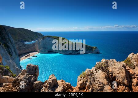 Ship Wreck Beach et la baie de Navagio. Le plus célèbre monument naturel de Zakynthos, île grecque dans la mer Ionienne Banque D'Images