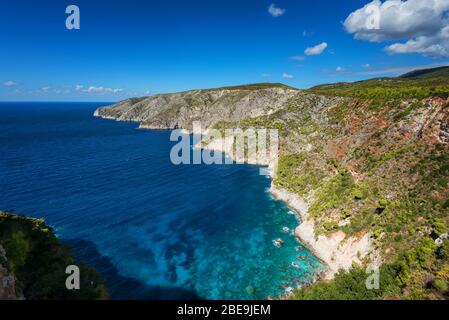 Magnifique paysage d'été depuis le sommet des falaises abruptes de Kampi sur l'île de Zante, Grèce Banque D'Images