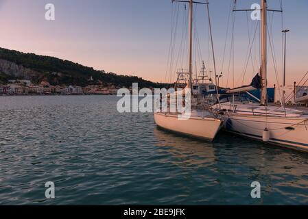 Ciel coucher de soleil colorés sur le port de Zakynthos, Grèce. Banque D'Images