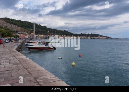 Zante, Grèce, 25 septembre 2017 : journée estivale ensoleillée au port de Zante, île grecque de la mer Ionienne, destination touristique populaire pour Banque D'Images