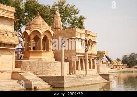 Temple de Gadi Sagar sur le lac Gadisar, Jaisalmer, Rajasthan, Inde Banque D'Images