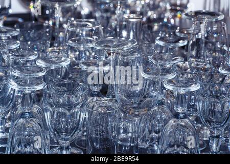 Beaucoup de nettoyage des verres à vin sur la table. Soft focus Banque D'Images