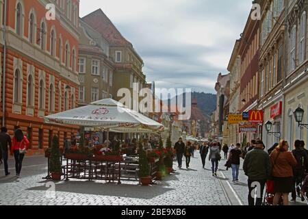 Brasov, Roumanie. Visiteurs sur la place de la salle (Piata Sfatului), le centre de la vieille ville. Banque D'Images