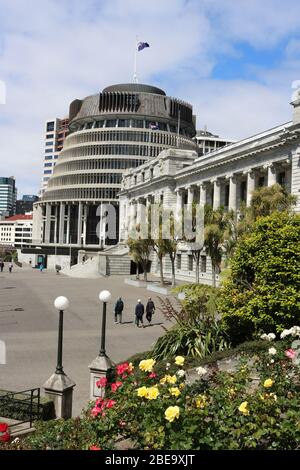 Vue, après le jardin de roses, le long de l'avant de la Maison du Parlement à l'édifice Beehive ou à l'aile exécutive des édifices du Parlement Wellington North Island Nouvelle-Zélande Banque D'Images