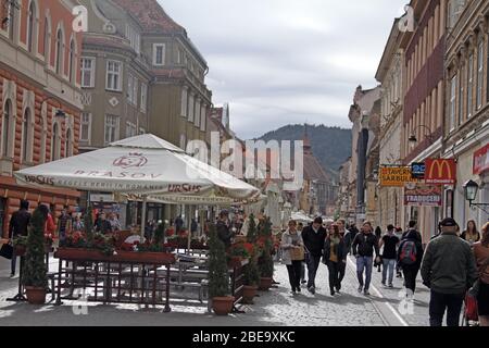 Brasov, Roumanie. Visiteurs sur la place de la salle (Piata Sfatului), le centre de la vieille ville. Banque D'Images