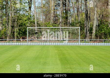 statium d'entraînement de football vide, vert au soleil, pas d'entraînement ou de jouer Banque D'Images