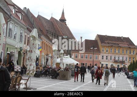 Brasov, Roumanie. Visiteurs sur la place de la salle (Piata Sfatului), le centre de la vieille ville. Banque D'Images