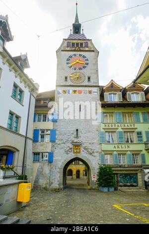 Vue sur la tour d'horloge de Zytturm dans la vieille ville de Zug, en Suisse. Banque D'Images