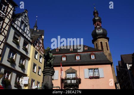 Marktplatz mit Rathaus und Martinsbrunnen, Cochem, Rheinland-Pfalz, Deutschland Banque D'Images