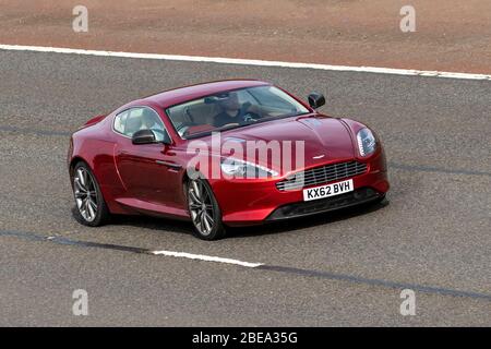 2012 Red Aston Martin DB 9 5.9 Touchtronic II 2 dr (2+2) coupé essence automatique 2 portes ; véhicules routiers pour véhicules automobiles, véhicule roulant sur les routes britanniques, moteurs, moteur, moteur sur l'autoroute Banque D'Images