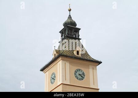 Tour de l'horloge du Conseil (Casa Sfatului) dans le centre historique de Brașov, Roumanie Banque D'Images