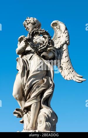 Ange avec la couronne des Thorns par Gian Lorenzo Bernini et son fils Paolo (copié par Paolo Naldini), Pont Sant'Angelo, Rome, Italie Banque D'Images