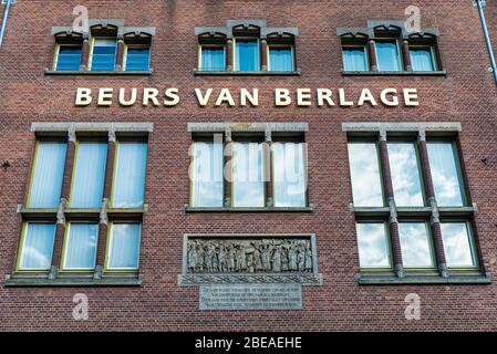 Façade des Beurs van Berlage, bâtiment conçu comme échange de marchandises, à Damrak, au centre d'Amsterdam, Pays-Bas Banque D'Images