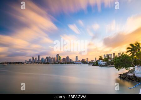 Miami, Floride, USA, ville de l'horizon de l'autre côté de Biscayne Bay au crépuscule. Banque D'Images