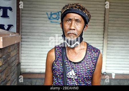 Antipolo City, Philippines - 9 avril 2020: Portrait d'un vieil homme philippin. Banque D'Images