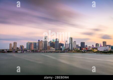 Miami, Floride, USA, ville de l'horizon de l'autre côté de Biscayne Bay au crépuscule. Banque D'Images