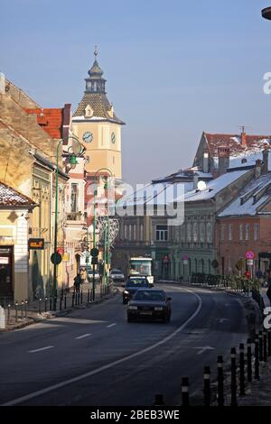 Strada George Baritiu, rue dans la vieille ville de Brasov, Roumanie, en hiver Banque D'Images