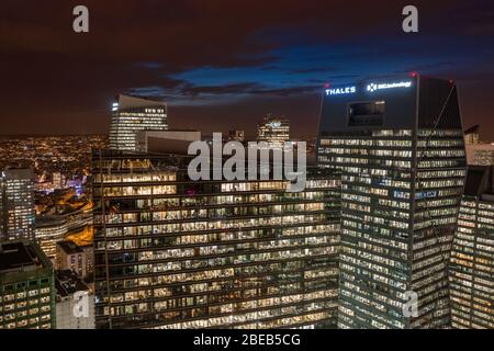 10 décembre 2019 - Paris, France : tir aérien de la construction de bureau de la Défense CBD Tour CBX avec salle de gym à l'heure du crépuscule Banque D'Images