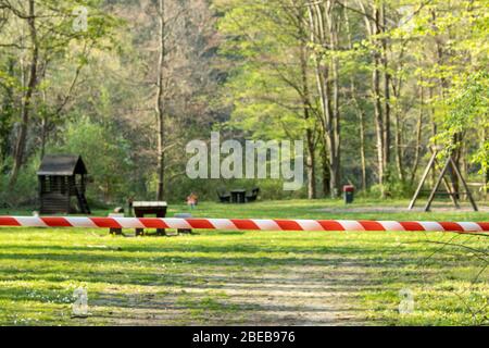 cordonées hors terrain de jeu, survirées d'arbres, forcus sur ruban adhésif Banque D'Images