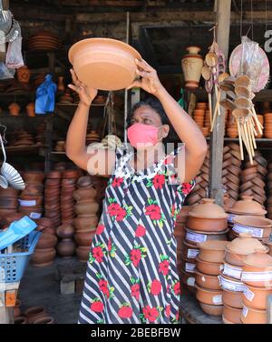 Colombo, Sri Lanka. 13 avril 2020. Une femme vend des pots et des casseroles d'argile pendant la nouvelle année.cinhala le nouvel an tamoul est marqué pendant le gouvernement a mis en place un couvre-feu à l'échelle de l'île afin de ralentir la propagation du coronavirus du SRAS-COV-2. Crédit: SOPA Images Limited/Alay Live News Banque D'Images