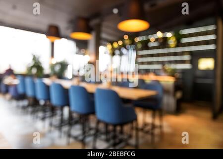Vue abstraite floue sur le comptoir de bar depuis les tables du café moderne Banque D'Images