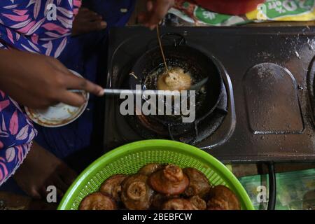 Colombo, Sri Lanka. 13 avril 2020. Une femme du village fabrique des bonbons traditionnels de Konda Keum au cours de la nouvelle année.Sinhala Tamil est marqué le nouvel an au cours du gouvernement a mis en place un couvre-feu à l'échelle de l'île afin de ralentir la propagation du coronavirus du SRAS-CoV-2. Crédit: SOPA Images Limited/Alay Live News Banque D'Images